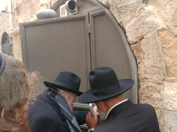 קביעת מזוזה ע"י הרב נבנצאל - חנוכה התשע"ח
